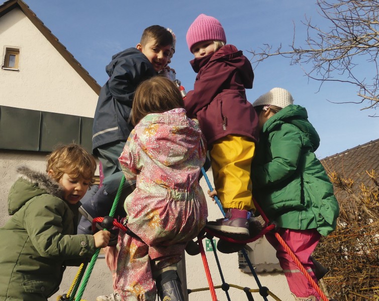 Kinder klettern Kinderhaus