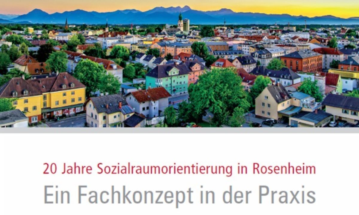 Eine Panorama-Luftaufnahme von Rosenheim, Deutschland, bei Sonnenuntergang, die die Architektur und Landschaft der Stadt zeigt.