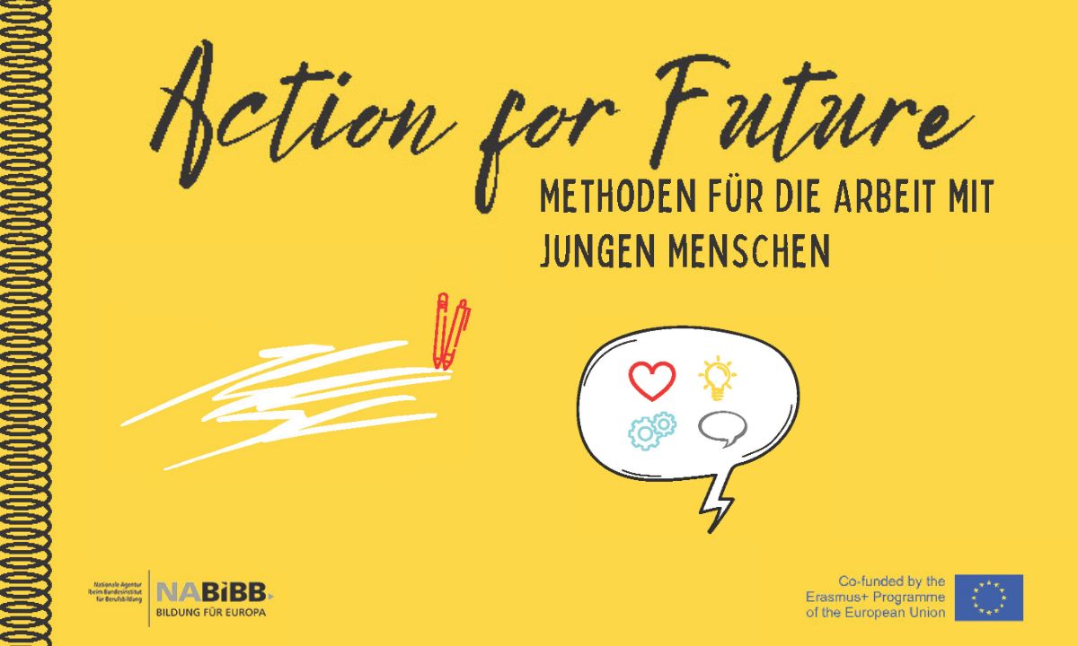 Ein gelbes Plakat mit dem Titel „Action for Future“ und einer Sprechblase mit Symbolen, die Ideen, Kommunikation und Kreativität repräsentieren. Der Text „Methoden für die Arbeit mit Jungen Menschen“ ist ebenfalls enthalten, sowie Informationen zum Erasmus+ Programm.