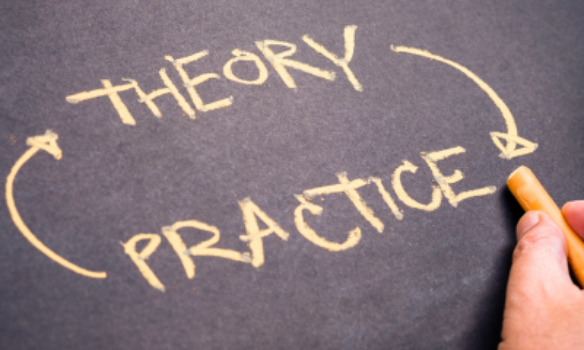 Titelbild Theory Practice Eine Hand schreibt „Theorie“ und „Praxis“ auf eine Tafel, wobei Pfeile die beiden Wörter verbinden, um die Beziehung zwischen Theorie und Praxis zu veranschaulichen.
