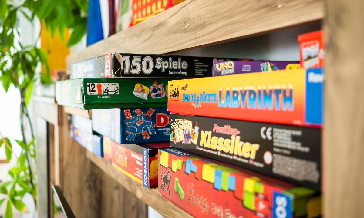 Brettspiele auf einem Regal