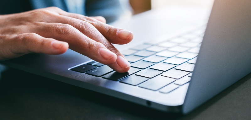 FB_Finger auf einem Laptop Ein Finger auf einer Laptoptaste