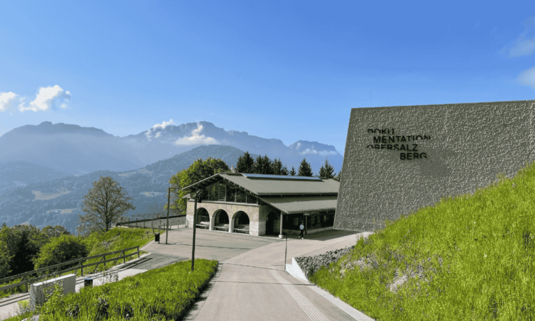 Eine Außenaufnahme des Gebäudes von Dokumentation Obersalzberg.