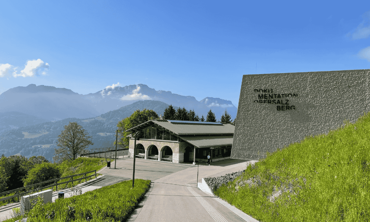 Eine Außenaufnahme des Gebäudes von Dokumentation Obersalzberg.