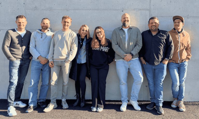 Das Team der intensiven Sozialpädagogischen Einzelfallhilfe (ISE) Rosenheim vor einer Betonwand.