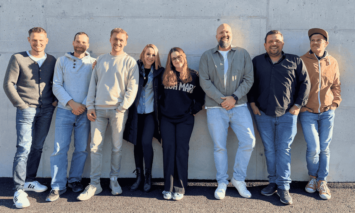 Das Team der intensiven Sozialpädagogischen Einzelfallhilfe (ISE) Rosenheim vor einer Betonwand.
